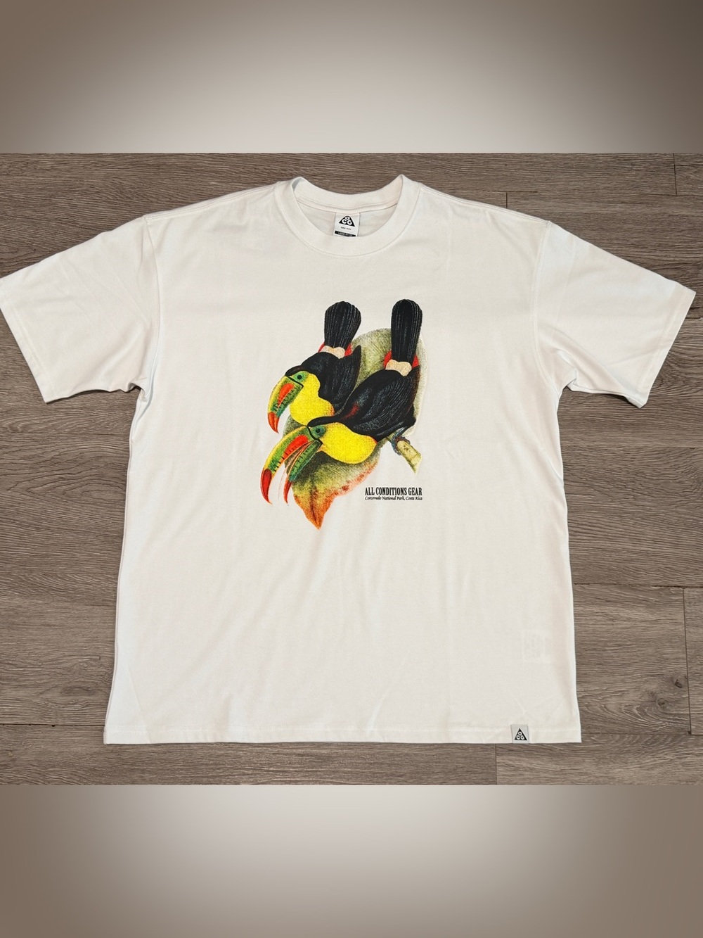 NIKE ACG TOUCAN SHIRT 
WHITE COLORWAY 
MENS SIZE MEDIUM 
BRAND NEW WITH TAGS